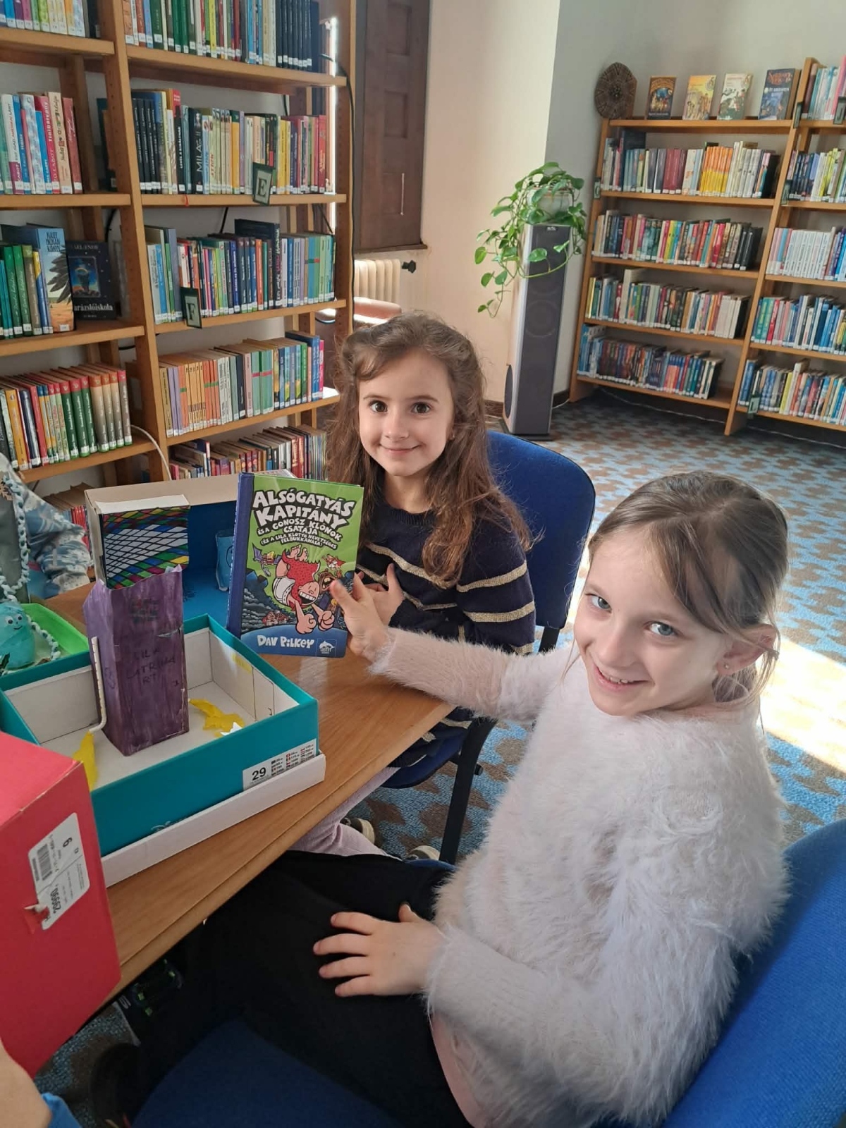 "Olvasni és könyvtárba járni jó!"- 2.b osztályosok mesedobozai